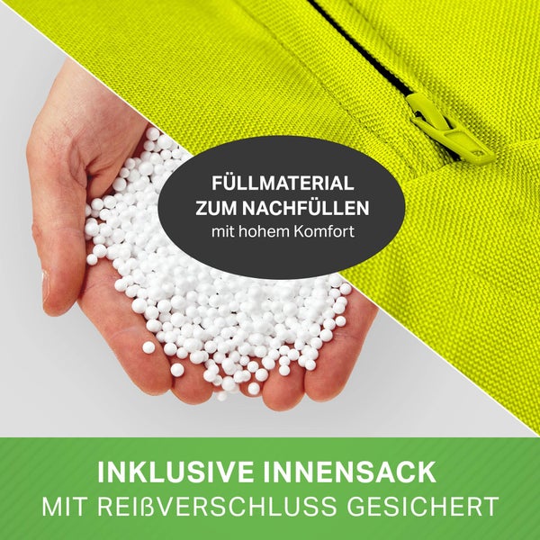 Hand hält Füllmaterial für Sitzsack mit komfortabler Füllung und Reißverschluss Innensack zum Nachfüllen.