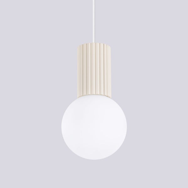 Pendelleuchte mit weißer Glaskugel und beige geriffeltem Zylinder an weißem Kabel.