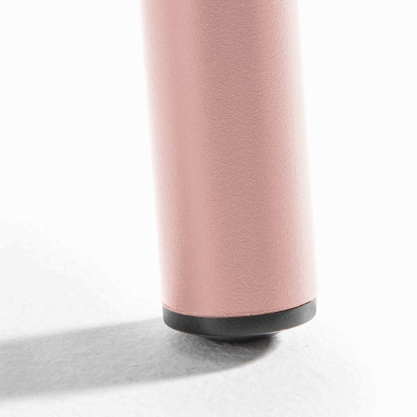 Detailaufnahme eines runden Möbelbeins aus rosa Metall mit schwarzem Gleiter aus Kunststoff.
