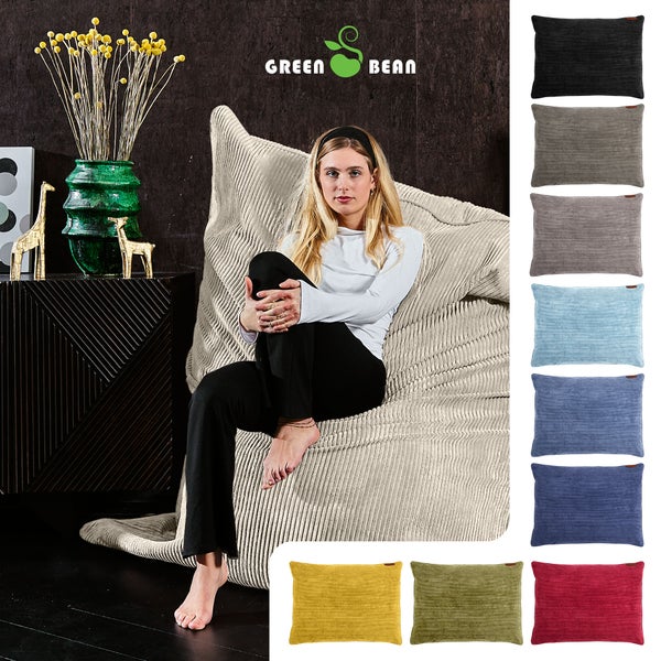 Eine Frau sitzt auf einem Cord-Sitzsack von Green Bean, mit einer Auswahl an Cordkissen in verschiedenen Farben.