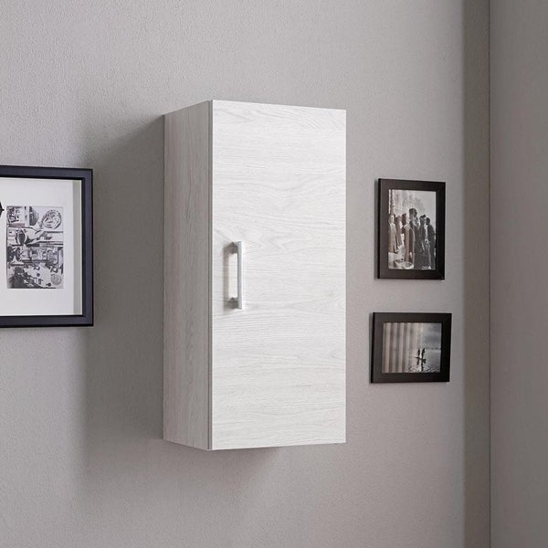 Wandhängender Badschrank in heller Holzoptik mit silberfarbenem Metallgriff, an einer Wand montiert.