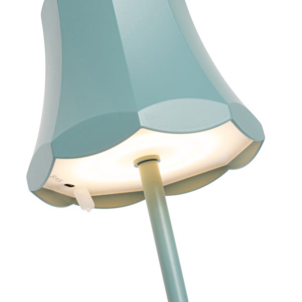 Detailansicht einer mintgrünen LED-Tischleuchte mit gewelltem Schirm, inklusive USB-Anschluss und Schalter an der Unterseite.