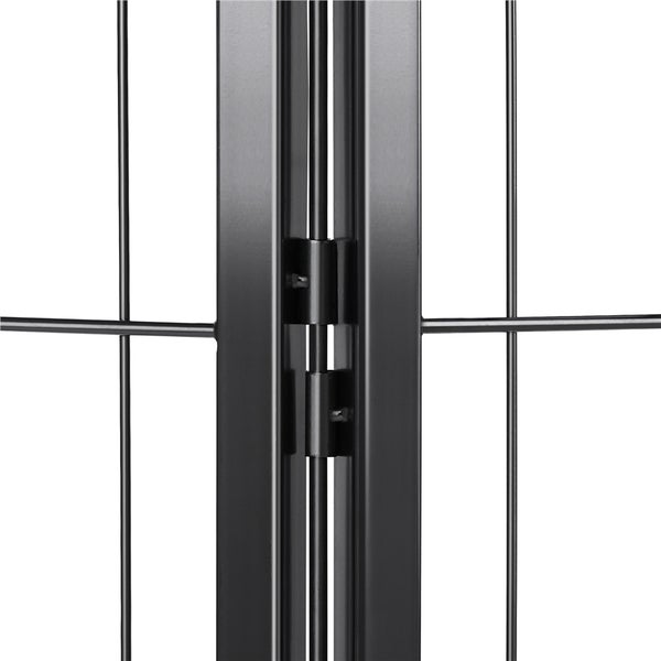 Detailansicht eines Metallzauns mit Scharnieren