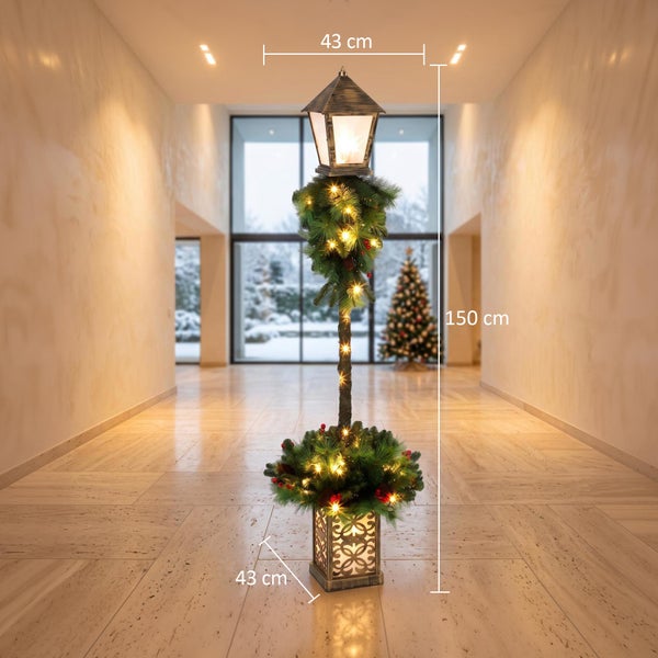 Dekorative Weihnachtsstraßenlaterne mit Beleuchtung und Tannenzweigen, 150 Zentimeter hoch, ideal für die weihnachtliche Innendekoration.