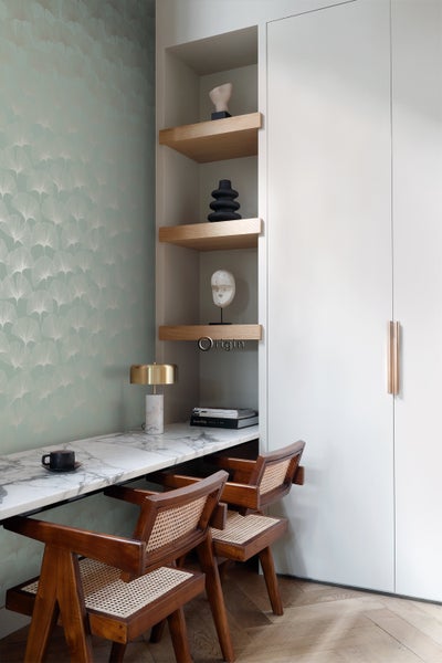 Arbeitszimmer mit Schreibtisch, Stühlen und Regalen