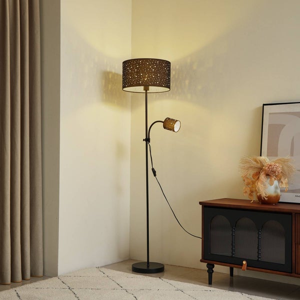 Stehlampe mit Leselampe in einem Wohnzimmer