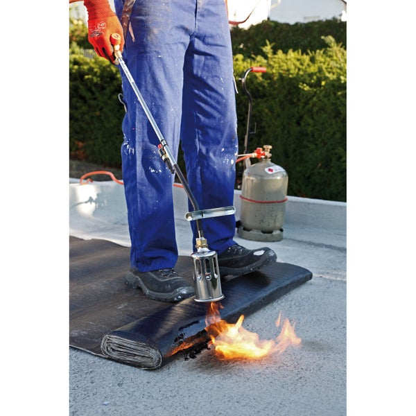 Gasbetriebener Unkrautbrenner mit langem Handgriff, Piezo-Zündung und einem aufgerollten orangen Gasschlauch.