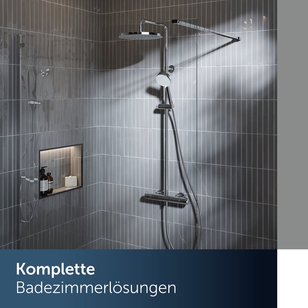 Modernes Badezimmer mit Duschsystem und Wandnische zur Aufbewahrung