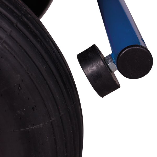 Detailaufnahme eines Schubkarrenrads mit Radaufnahme