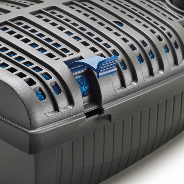 Nahaufnahme eines Kunststoffgehäuses für einen Teichfilter mit blauem Verschlussclip und blauem Filterschwamm.