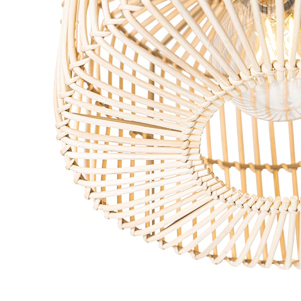 Detailansicht einer Pendelleuchte aus Rattan