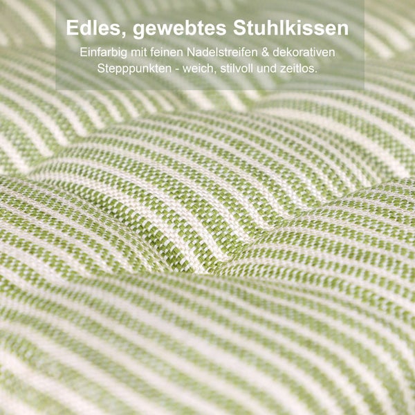 Gewebtes Stuhlkissen in Grün und Weiß mit Nadelstreifen und dekorativen Stepppunkten.