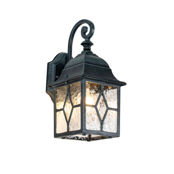 Antike Außenwandleuchte mit geschwungenem Arm, dekorativem Ornament und strukturierten Glasscheiben mit Rautenmuster im Metallrahmen.