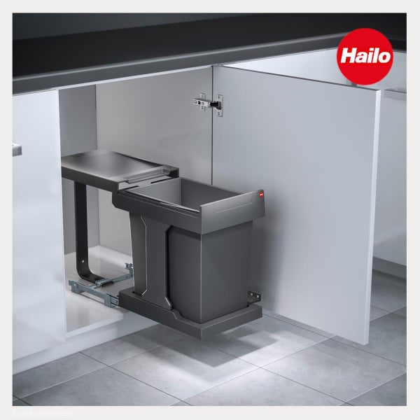 Hailo Logo. Ausziehbarer Abfalleimer für Küchenunterschränke mit einem grauen Kunststoffbehälter und Vollauszug.