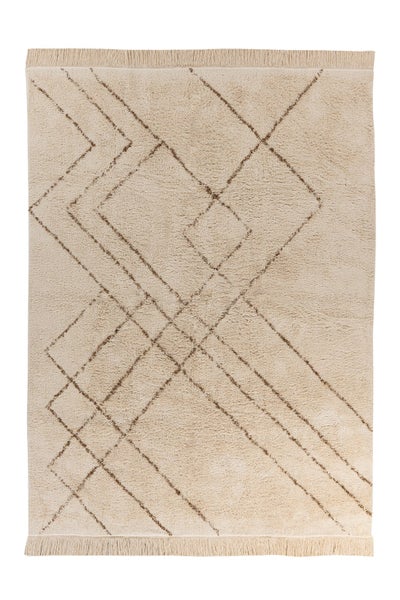 Rechteckiger beige Hochflor-Teppich mit braunem geometrischem Rautenmuster und Fransen an den Enden.