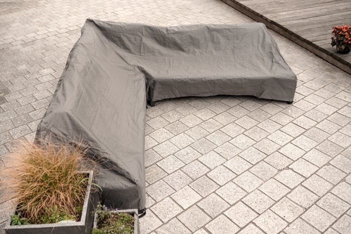 Abgedeckte Eckbank auf einer Terrasse