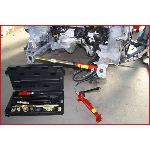 Roter 10 Tonnen Hydraulikzylinder am beschädigten Auto zur Reparatur