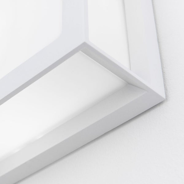 Nahaufnahme der Rahmenecke einer weißen LED-Panel Deckenleuchte.