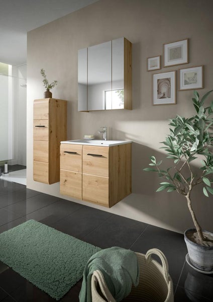 Modernes Badezimmerset in Holzoptik mit Waschtischunterschrank, weißem Waschbecken, Spiegelschrank und Hochschrank.
