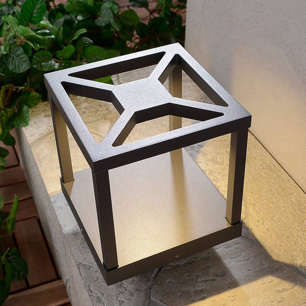 Moderne würfelförmige Außenstehleuchte aus Metall für Garten und Terrasse.