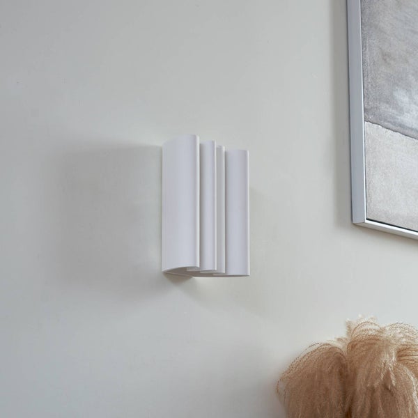 Moderne weiße Wandleuchte aus Gips mit gewellter Oberfläche.