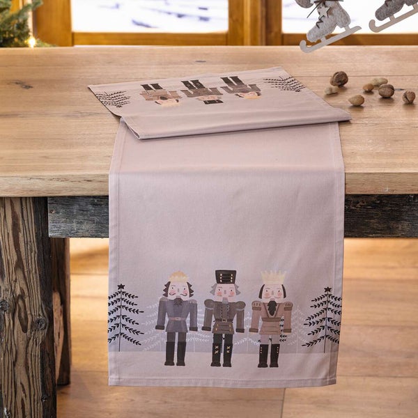 Dekorativer Tischläufer mit Nussknacker-Motiv auf Holztisch
