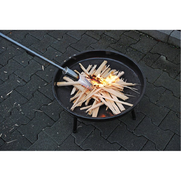 Anzünden von Brennholz mit einem Gasbrenner in einer Feuerschale