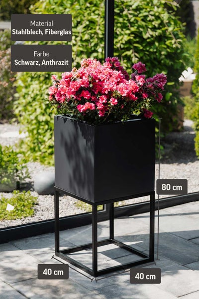 Quadratischer Pflanzkübel aus Stahlblech und Fiberglas in Anthrazit auf schwarzem Metallgestell, Maße 40 mal 40 mal 80 Zentimeter.