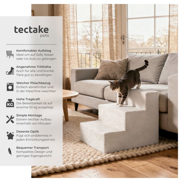 Katze steigt auf die Plüschtreppe vor einem Sofa im Wohnzimmer