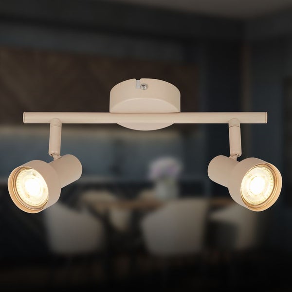 Zweiflammiger Deckenstrahler aus Metall in Beige mit zwei verstellbaren Strahlern, eingeschaltet.