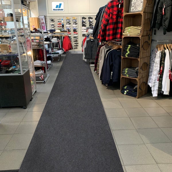 Bodenbelag in einem Einzelhandelsgeschäft mit Kleidung und Schuhen