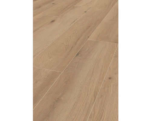 Laminatboden in Eichenoptik mit Maserung und V-Fuge.