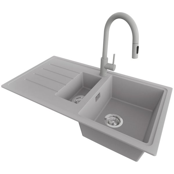 Einbauspüle mit eineinhalb Becken, Abtropffläche und Küchenarmatur mit Ausziehbrause.