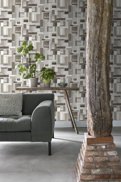 Wohnzimmer mit Couch, Tisch und Holzmuster-Tapete