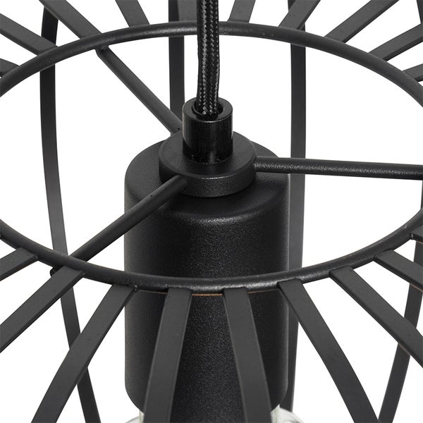 Detailaufnahme einer schwarzen Pendelleuchte mit Metallkäfig