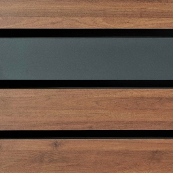 Nahaufnahme einer Holztür mit Glaseinsatz