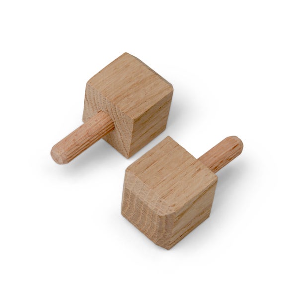 Zwei Holzwürfel mit Dübel für Holzverbindungen