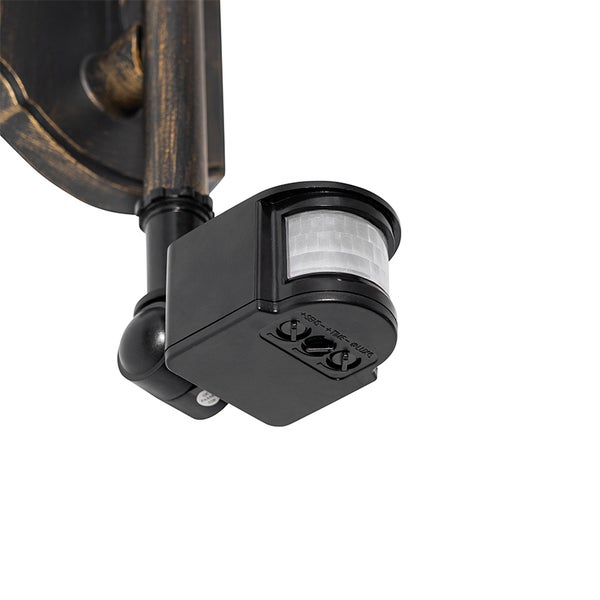 Bewegungsmelder an einer Außenleuchte mit Einstellreglern für Empfindlichkeit, Zeit und Helligkeit.