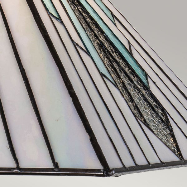 Detailaufnahme einer Lampe im Tiffany-Stil mit Glasdesign