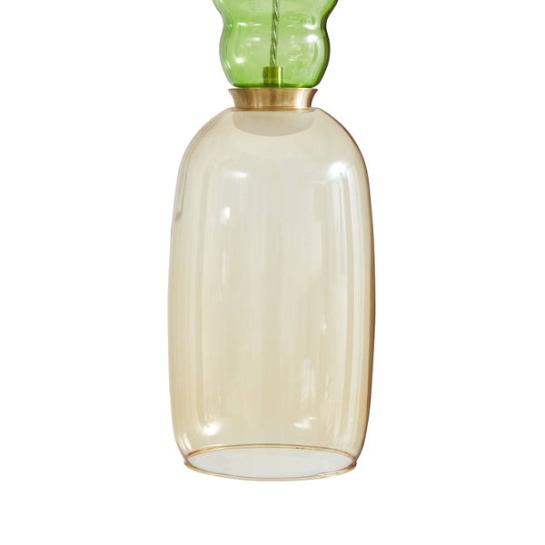 Detail einer Pendelleuchte mit länglichem bernsteinfarbenem Glasschirm, grünem Glaselement und goldfarbenem Metallring.