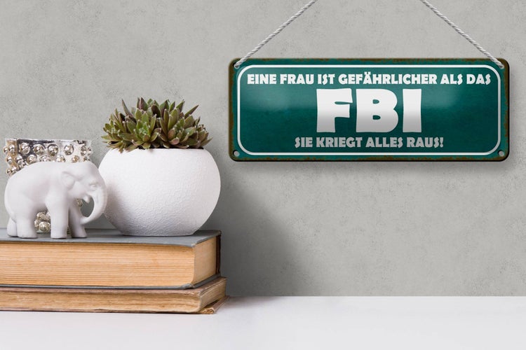 Blechschild Spruch 27x10cm Frau ist gefährlicher als FBI Dekoration