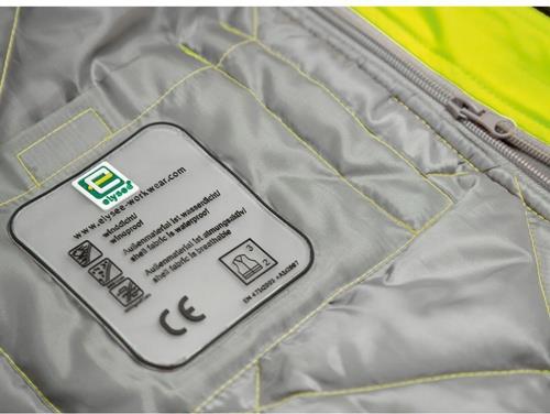 Detailansicht des Innenfutters einer Arbeitsjacke mit Informationen zu Wasserdichtigkeit und Atmungsaktivität sowie Elysee Logo