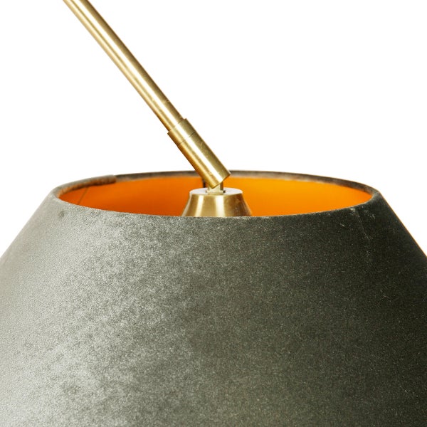 Nahaufnahme eines Lampenschirms aus dunkelgrauem Textil mit orangefarbener Innenseite und goldfarbenem Metallarm.