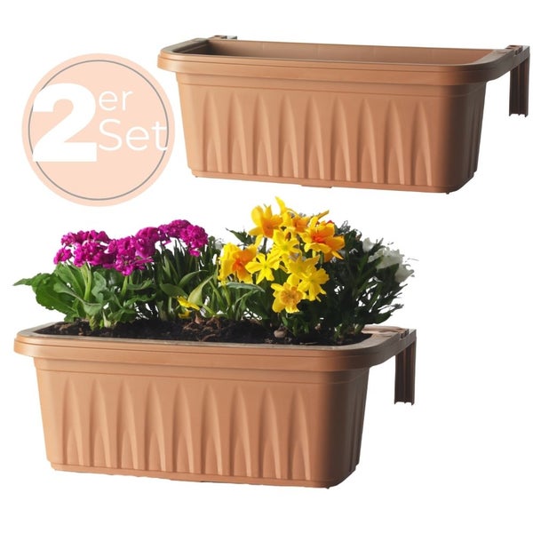 Zwei Blumenkästen zum Aufhängen mit Blumen