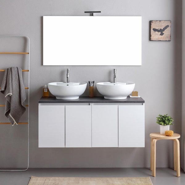 Moderner Badmöbel-Set mit weißem hängendem Waschtischunterschrank, zwei weißen Aufsatzwaschbecken, Armaturen und großem Wandspiegel.