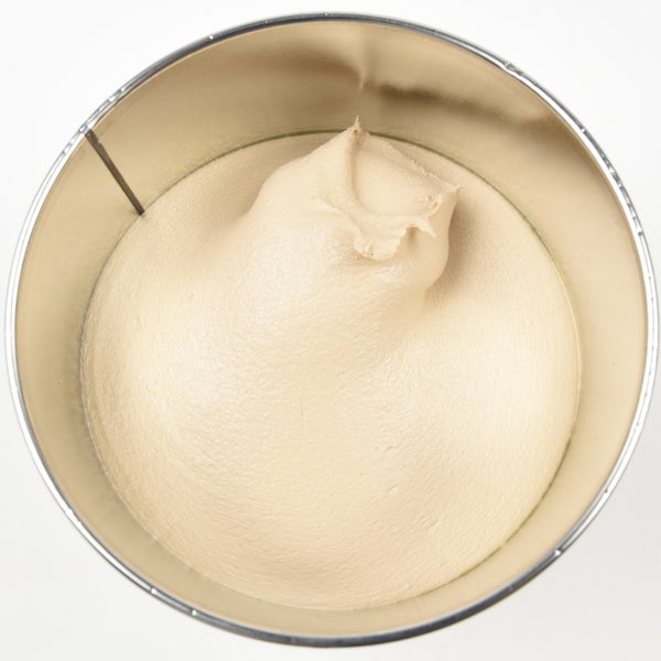 Offener Farbeimer mit Farbe