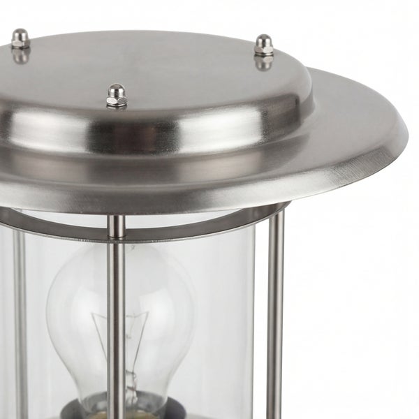 Detailansicht einer Außenleuchte mit Edelstahldach und Glühbirne