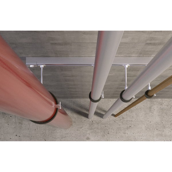 Rohrleitungen mit Rohrschellen unter einer Betondecke