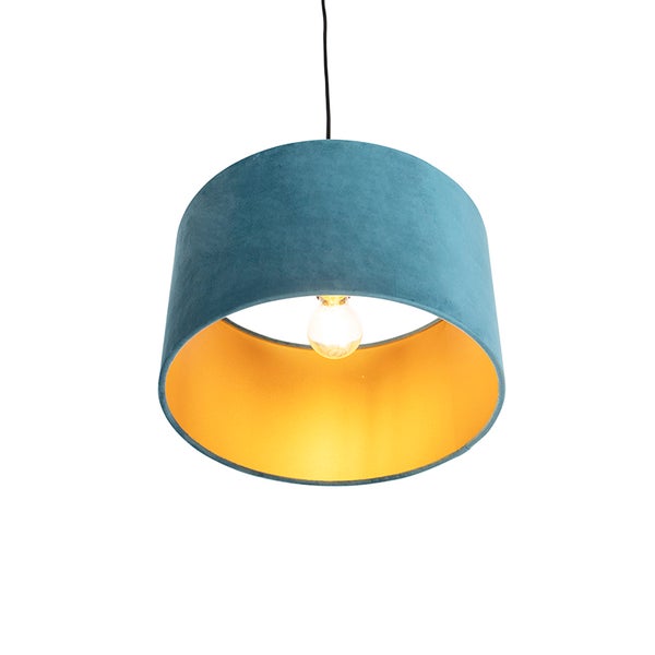Pendelleuchte mit samtbezogenem Rundschirm und goldfarbener Innenseite inklusive sichtbarem Leuchtmittel.