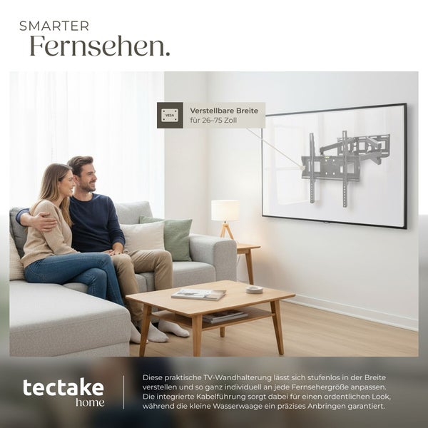 Helles Wohnzimmer mit Paar auf Sofa und Fernseher an der Wand mit verstellbarer TV-Wandhalterung für 26-75 Zoll mit VESA-Norm.